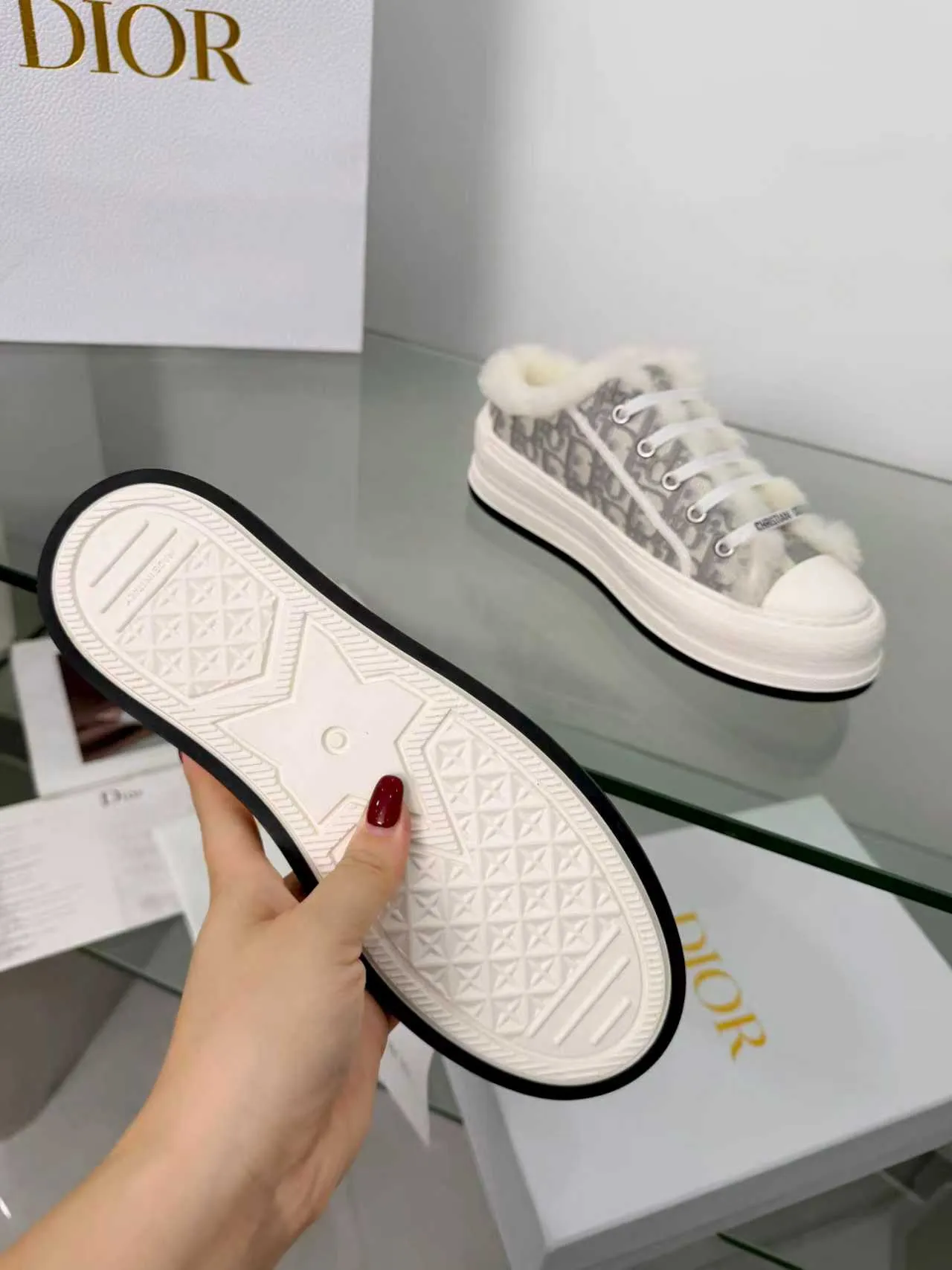Men's men's shoes pP540! 𝐃𝐈𝐎𝐑 𝐖𝐚𝐥𝐤'𝐧 Dior Presbyopia Embroidery Wool Thick Sole Canvas Shoes Casual Sneakers (Half Flop) These Walk'n'Dior thick sole sneakers are a fashionable piece that elevates the collection. Oblique printed cotton embroidered upper with comfortable platform sole, tongue and Christian Dior Paris signature laces. Bottom thickness 4.5CM Size: Women's 35-41